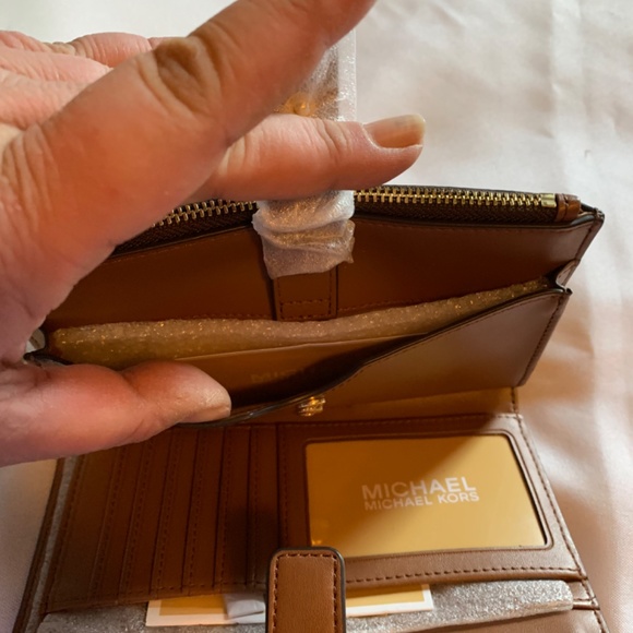 🎉Host Pick🎉 NWT. Michael Kors Brown with Gold Accents Wallet Wristlet! - Picture 8 of 12